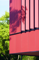 Roter Erweiterungsbau der Ganztagsschule in Kassel